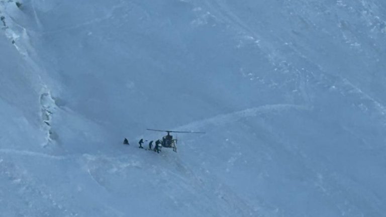 Army pilots evacuate casualty at 18,600 feet near Nun Kun