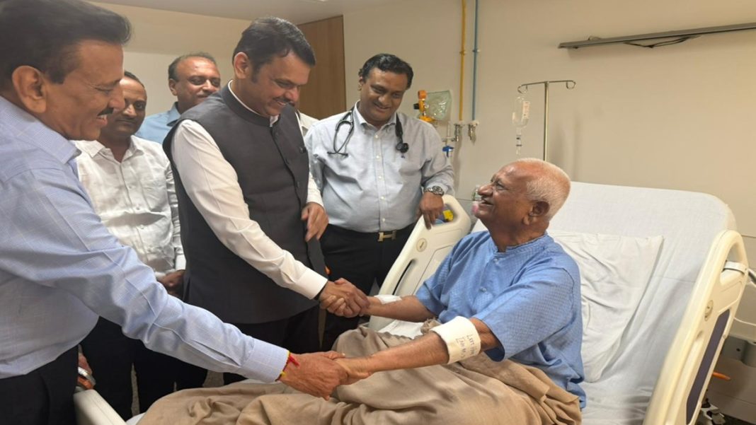 Maharashtra Chief Minister Devendra Fadnavis visits Anna Hazare at Bombay Hospital. Photo: Maharashtra CMO, via India TV
