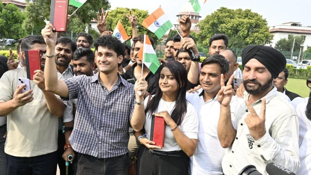 Supreme Court quashes FIRs against CJP protesters; Sept 5 march called off CJP co-convener Saurav Das with supporters celebrating outside the Supreme Court. Photo: Shiv Kumar Pushpakar, via The Hindu